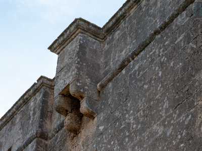 ...piccoli vani esterni da cui si facevano cadere pietre, dardi, acqua, olio o pece bollenti sugli assalitori. �La Compra� � quindi una masseria fortificata, dotata di tutti gli elementi architettonici difensivi tipici del tempo